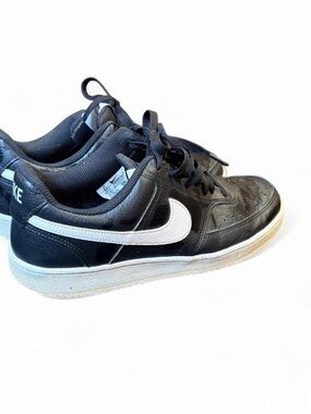 Nike Women’s  Black and White Low-Top Sneakers
